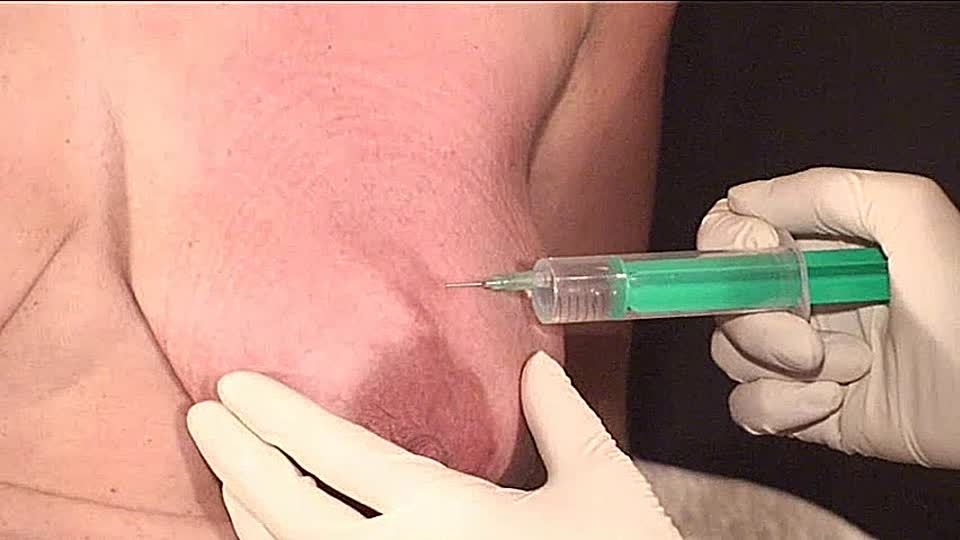 Durch die Kochsalzlösung waren ihre Brustwarzen mit Sperma bedeckt.